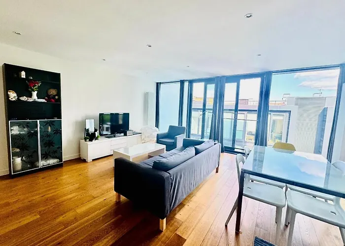 Elegant 2Br Apartment In Prestigious Quartermile